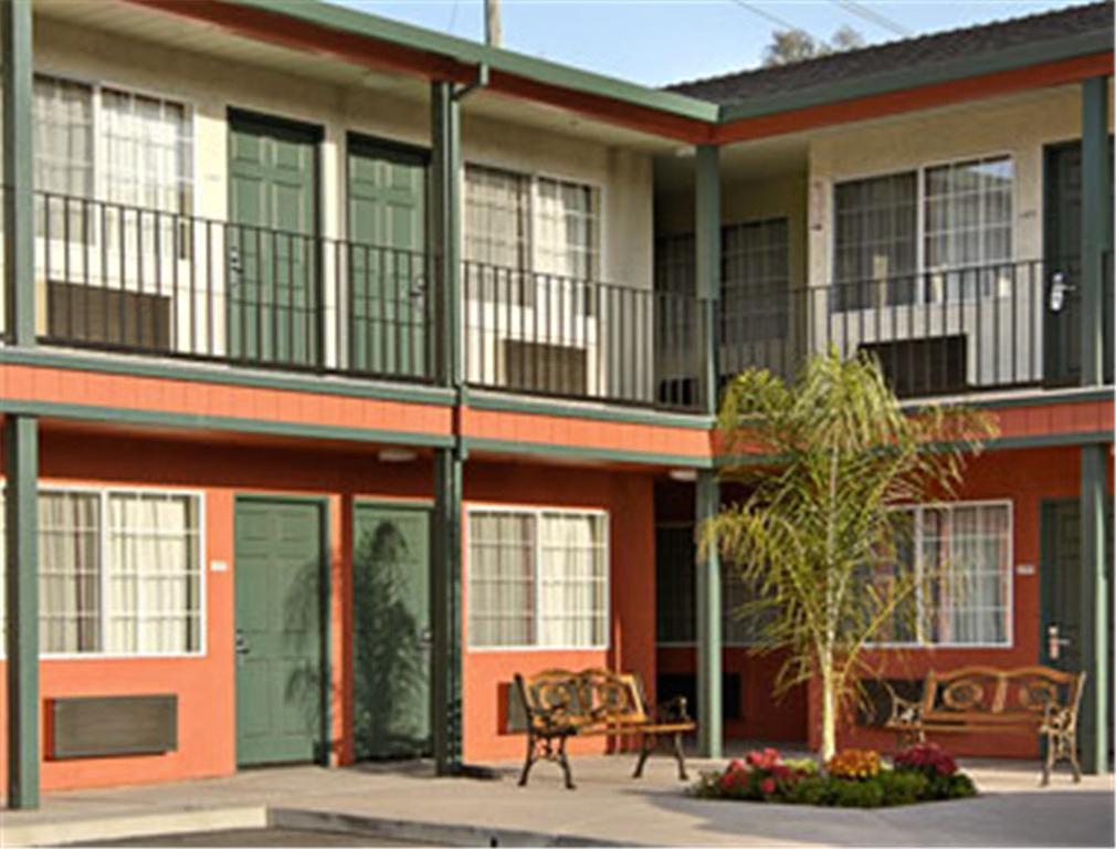 Days Inn Salinas Airport מראה חיצוני תמונה